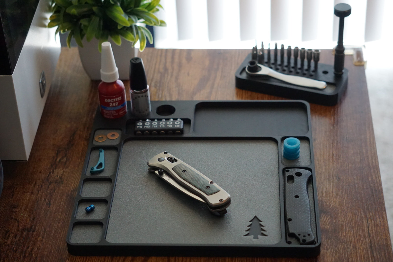 Magnetic Maintenance Tray with removable bit storage.
