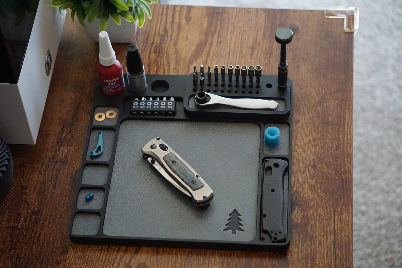 Magnetic Maintenance Tray with removable bit storage.