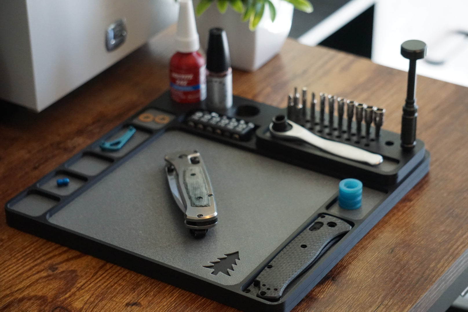 Magnetic Maintenance Tray with removable bit storage.